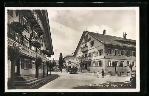 AK Simmerberg / Bayr. Allgäu, Ortsansicht mit Passanten