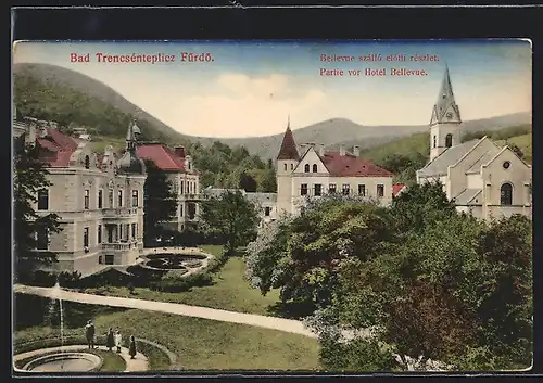 AK Bad Trencsenteplitz, Partie vor Hotel Bellevue, Kirche und Wasserfontaine