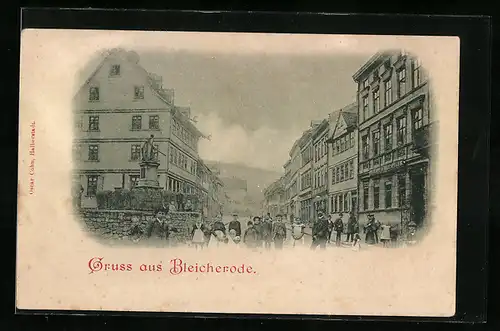 AK Bleicherode, Hauptstrasse mit Passanten und Denkmal