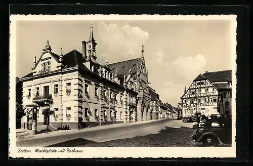 AK Bretten, Marktplatz mit Rathaus, Strassenpartie