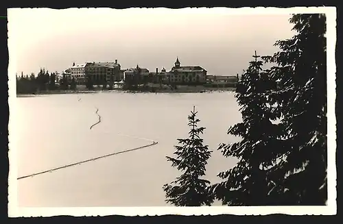 AK Strbské Pleso, Ortsansicht im Schnee