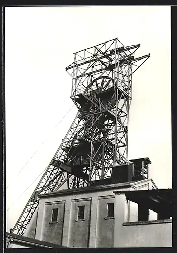 AK Oelsnitz /Erzgeb., Bergbaumuseum Karl-Liebknecht-Schacht, Fördergerüst Vertrauenschacht Lugau