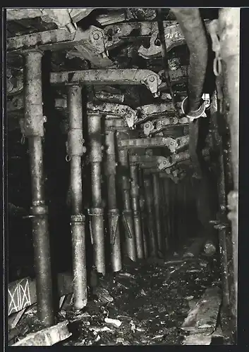 AK Oelsnitz /Erzgeb., Bergbaumuseum Karl-Liebknecht-Schacht, Vollstahlausbau mit Hydraulikstempel