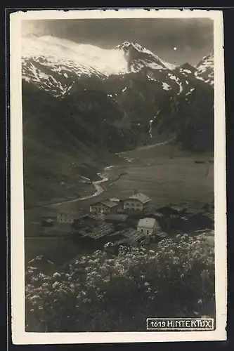 AK Hintertux, Ortsansicht mit den schneebedeckten Bergen im Hintergrund