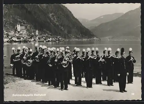 AK Hallstatt, Die Mitglieder der Salinenkapelle, Ortsansicht