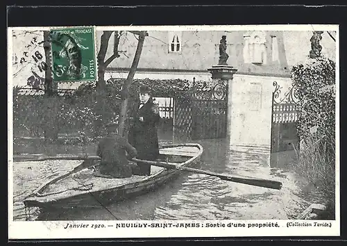 AK Neuilly-Saint-James, Crue de la Seine 1910, Sortie d`une propriété