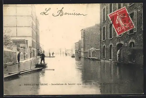 AK Neuilly-sur-Seine, Crue de la Seine 1910, La rue Soyer et a gendarmerie