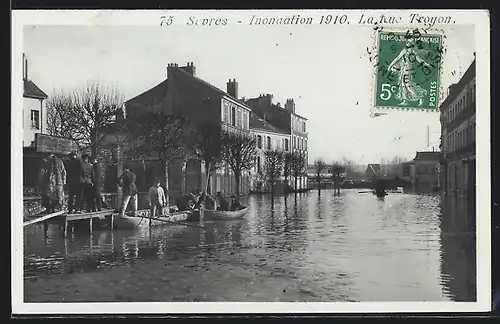 AK Sevres, Inondations Janvier 1910, La Rue Troyon