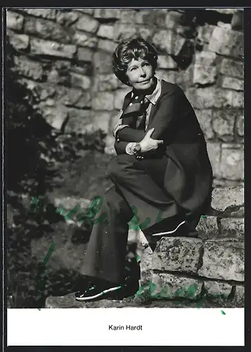 AK Schauspielerin Karin Hardt in einem Anzug, mit original Autograph