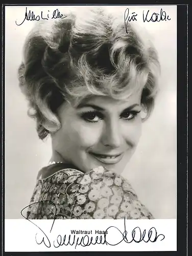 AK Schauspielerin Waltraut Haas schaut verführerisch über ihre Schulter, mit original Autograph