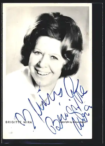 AK Schauspielerin Brigitte Mira lächelt strahlend, mit original Autograph