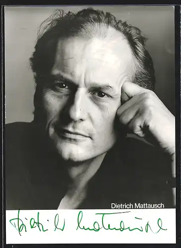 AK Schauspieler Dietrich Mattausch mit aufgeschlossenem Blick, mit original Autograph