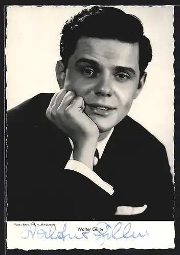 AK Schauspieler Walter Giller im Anzug, mit original Autograph