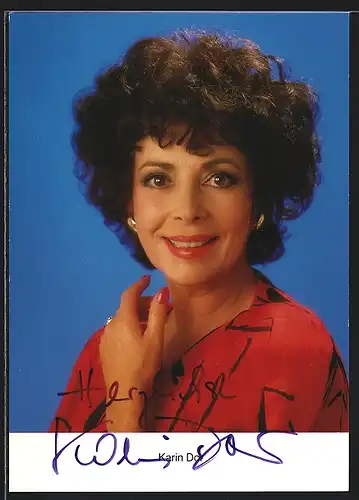 AK Schauspielerin Karin Dor im roten Hemd, mit original Autograph