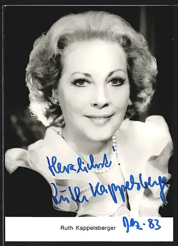 AK Schauspielerin Ruth Kappelsberger mit Perlenkette, mit original Autograph