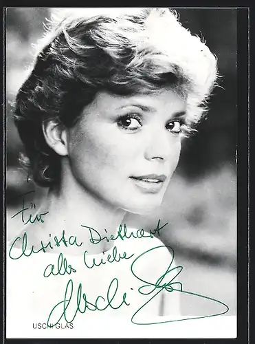 AK Schauspielerin Uschi Glas in die Kamera schauend, mit original Autograph