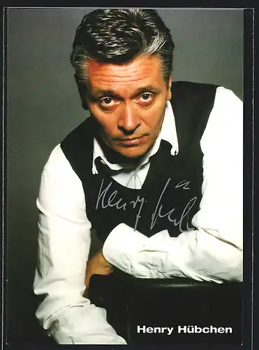 AK Schauspieler Henry Hübchen in Hemd und Weste, mit original Autograph