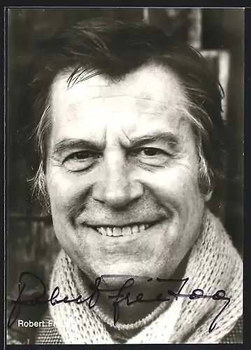 AK Schauspieler Robert Freitag mit Schal am Lächeln, mit original Autograph