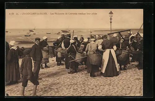 AK Grandcamp-les-Bains, Les Pécheuses de Crevettes vendant leur peche