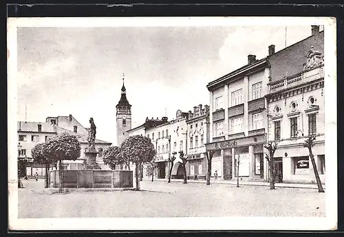 AK Leipnik, Ortspartie am Denkmal mit Blick zur Kirche