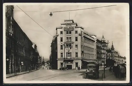 AK Olomouc, Palce Hotel roh Komenskeho a Stefanikovy tridy, Passanten auf dem Gehweg