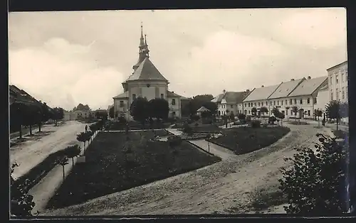 AK Drahotus, Strassenpartie mit Kirchenansicht