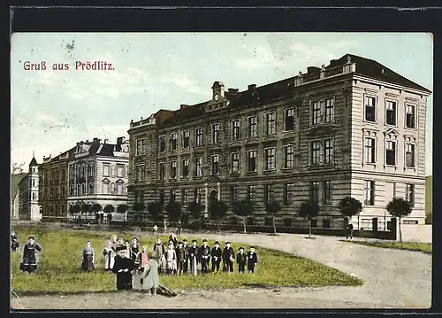 AK Prödlitz, Strassenpartie mit Kindern und Blick auf ein grosses Gebäude