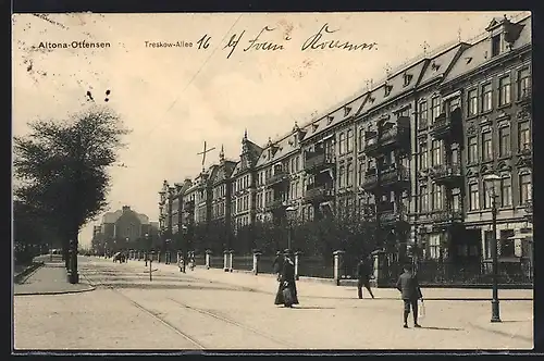 AK Hamburg-Ottensen, Treskow-Allee mit Passanten