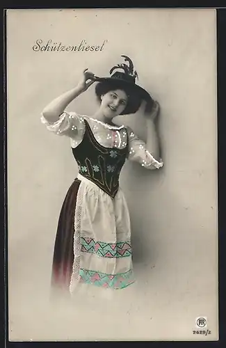 Foto-AK RPH Nr. 2629 /2: Junge Frau in Tracht präsentiert ihren neuen Hut