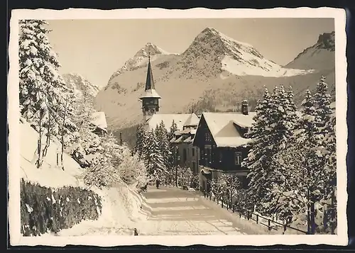 AK Arosa, Dorfstrasse mit KIrche im Winter