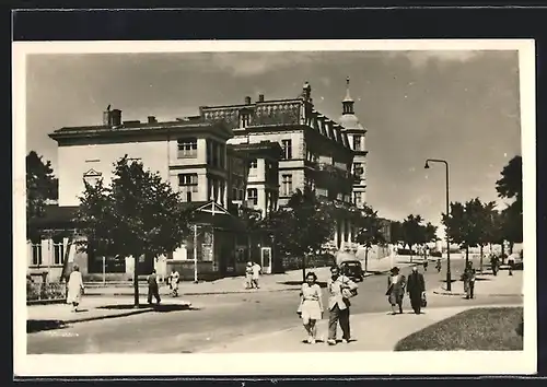 AK Ostseebad Zinnowitz, Stalinstrasse mit Aufgang zum Strand, Bergarbeiterheim Glück auf