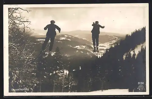 AK Zwei Skispringer bei einem Dppelsprung
