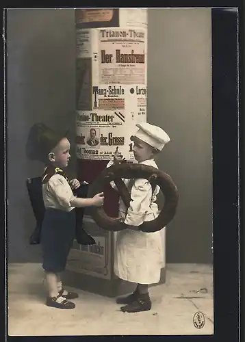 AK Junger Brezelbäcker hütet seine Ware vor dem Schusterjungen