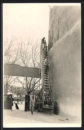 AK Handwerker stehen auf der Leiter und arbeiten an einer Häuserwand