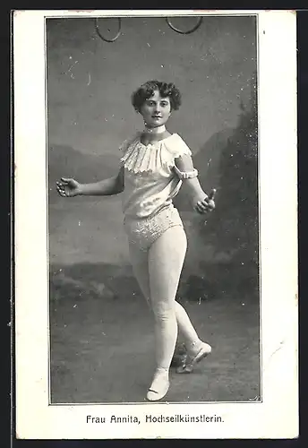 AK Akrobatin und Hochseilkünstlerin Frau Annita greift nach den Ringen