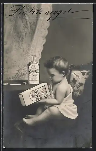 AK Kleinkind untersucht die Verpackung der Sirolin-Flasche, Reklame für Hustensirup