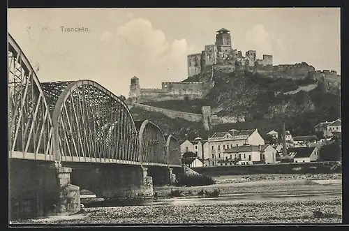 AK Trencsen, Uferpartie mit Brücke