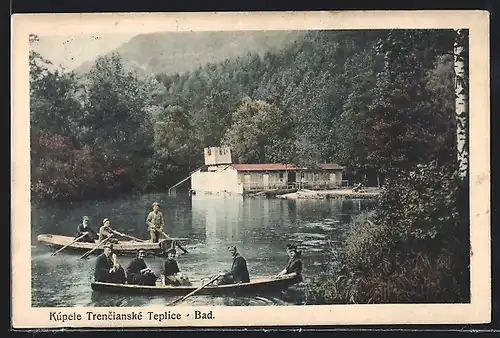 AK Bad Trencianské-Teplice, Uferpartie mit Booten