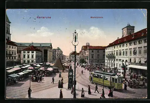 AK Karlsruhe, Marktplatz mit Markt und Strassenbahn