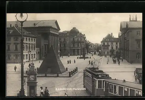 AK Karlsruhe, Strassenbahnen auf dem Marktplatz