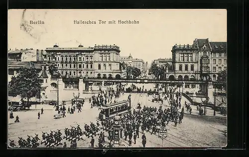 AK Berlin-Kreuzberg, Hallesches Tor mit Hochbahn und Militärparade, Strassenbahn