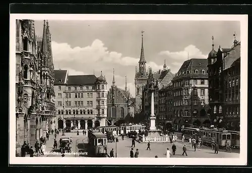 AK München, Strassenbahnen am Marienplatz