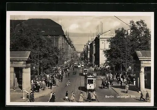 AK Berlin, die belebte Leipziger Str. mit Strassenbahnen