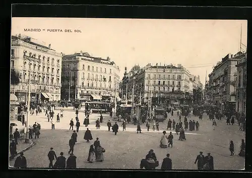 AK Madrid, Puerta del Sol mit Strassenbahnen und Häuserfassaden