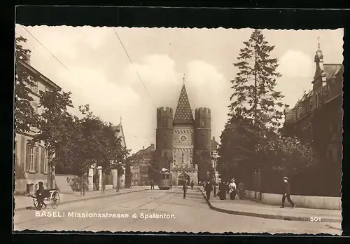AK Basel, Strassenbahn in Fahrt auf der Missionsstrasse, Spalentor