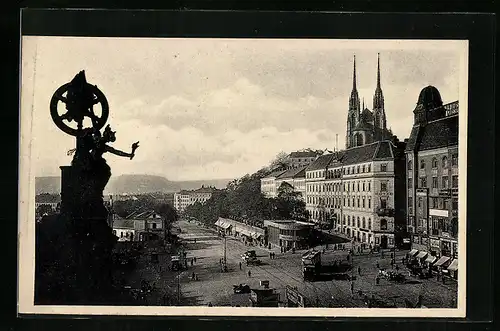 AK Brünn, Strassenpartie vor dem Bahnhof, mit Strassenbahn