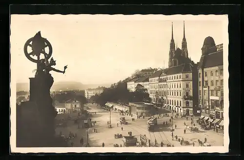 AK Brünn, Strassenpartie vor dem Bahnhof, mit Strassenbahn