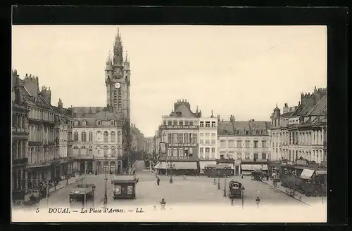 AK Douai, La Place d`Armes, Strassenbahn