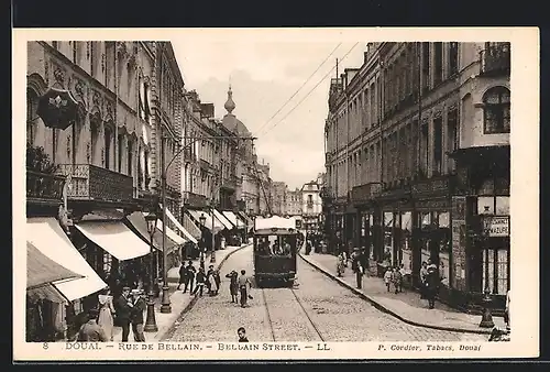 AK Douai, La Rue de Bellain, Strassenpartie mit Strassenbahn