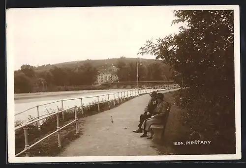 AK Piestany, Zwei Männer auf einer Bank am Wasser